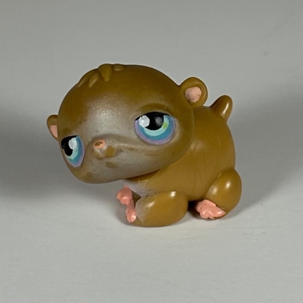 Littlest Pet Shop Brown Guinea Pig Blue Purple Eyes Red Magnet Hasbro 2004 LPS